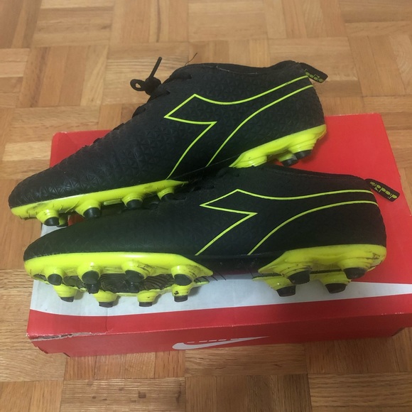 Diadora Soccer Cleats - Picture 2 of 3